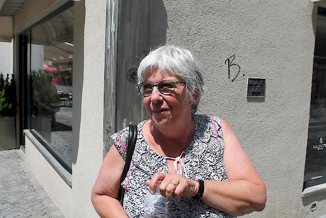 Christine Waeber (62)
«Wenn es so heiss ist, trinke ich rund zwei Liter lauwarmen Tee am Tag. Warme Getränke sind bei dieser Wärme besser als kaltes Wasser.»