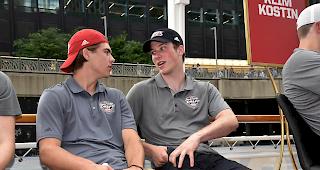 Nico Hischier (links) und Patrick Nolan, die beiden Anw&auml;rter auf den First-Overall-Pick am NHL-Entry-Draft auf einer Bootsfahrt auf dem Chicago River durch die Innenstadt.