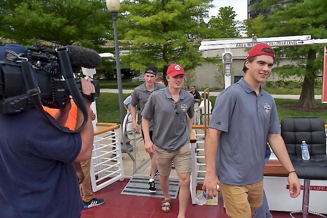 Nico Hischier (rechts), Casey Mittelstadt und Patrick Nolan besteigen das Boot.