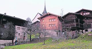 Neue Haut. Das alte Heidenhaus (Bildmitte) wurde an weiten Teilen der Fassade mit neuen Schindeln eingepackt. 