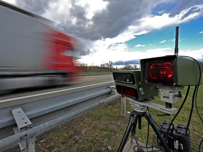 Geblitzt. Polizei mass Geschwindigkeit von 6147 Fahrzeugen. Weitere Kontrollen folgen. (Symbolbild)