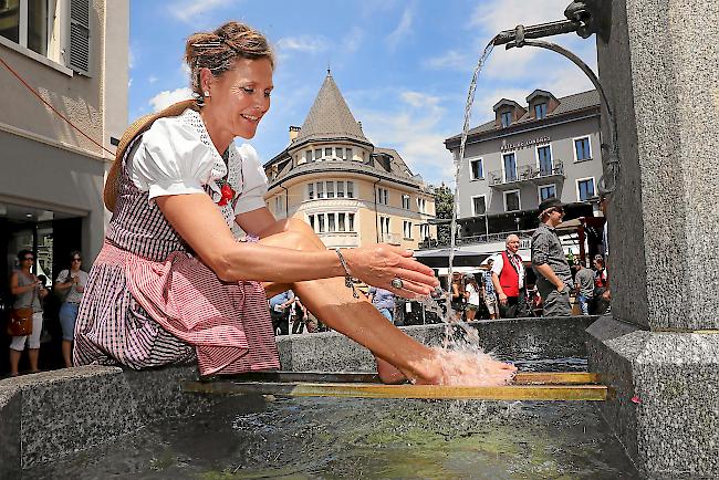 Der Brunnen auf dem Sebastiansplatz bietet willkommene Abkühlung.