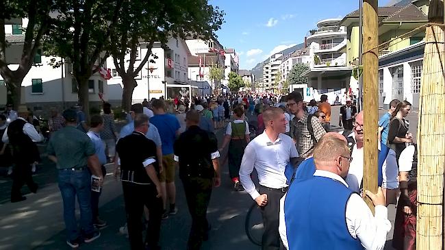 Zahlreiche Menschen befinden sich auf der Jodlermeile zwischen der Saltina und dem Zeughaus-Kreisel.