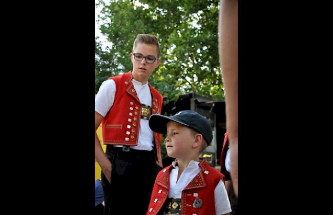 Zwei kleine Teilnehmer des Jodlerfestes