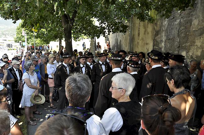 Jodler vor der Gliser Kirche