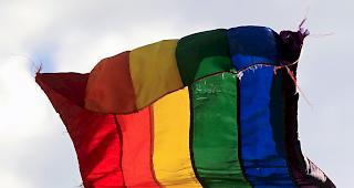 Die Regenbogen-Fahne als Symbol f&uuml;r LGBTI (Lesben, Schwule, Bisexuelle, Transgender und Intersexuelle) (Symbolbild)
