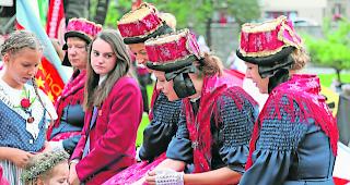 Herzig. Mit ihren pr&auml;chtigen Trachten stellten die Teilnehmer des Festaktes einen wahren Blickfang dar. 