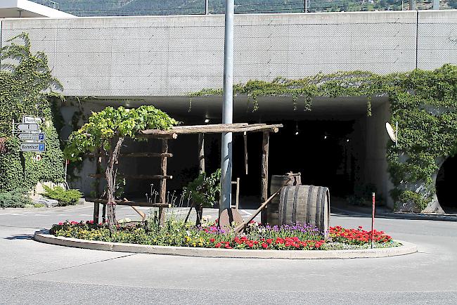 Der Kreisel am Bahnhof wird von einem schmucken Weingut geziert.