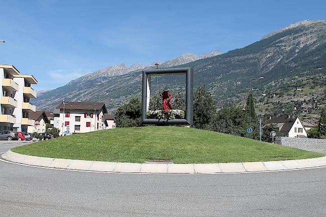 Grimmig schaut die Belalp Hexe am Lonza-Kreisel drein.