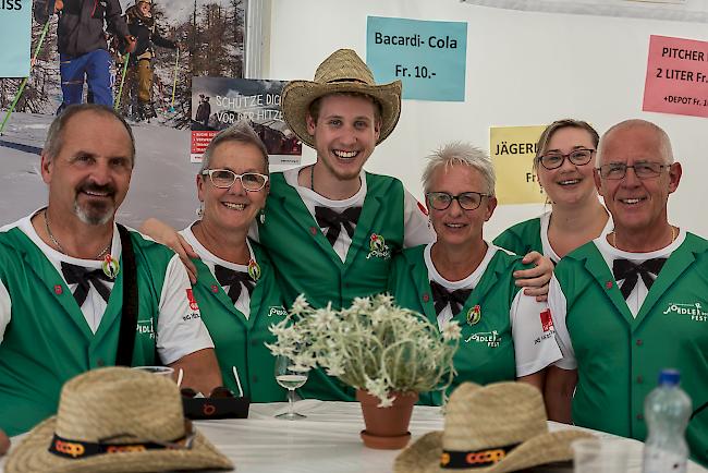 Martin (55) und Margrit Pfaffen (61), beide aus Brigerbad, Nicola (20), Claudia (54) und Willi Roten (57) und Fabienne Dirren (36), alle vier aus Visp.