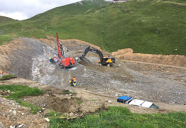 See ausbaggern: Gewaltiger Aushub direkt hinter der Rinderhütte.