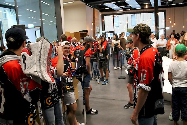 Die Junioren des EHC Visp warten auf den Natischer Eishockey-Profi Nico Hischier.