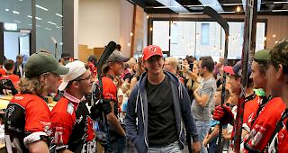 Nico Hischier trifft am Freitagabend im World Nature Forum in Naters ein. Der Nachwuchs des EHC Visp steht beim Empfang Spalier. 