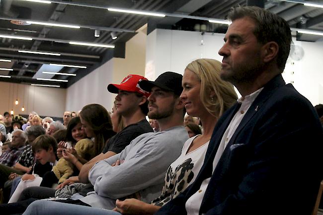 Nico Hischier im Kreise seiner Familie mit Bruder Luca, Mutter Katja und Vater Rino Hischier. 