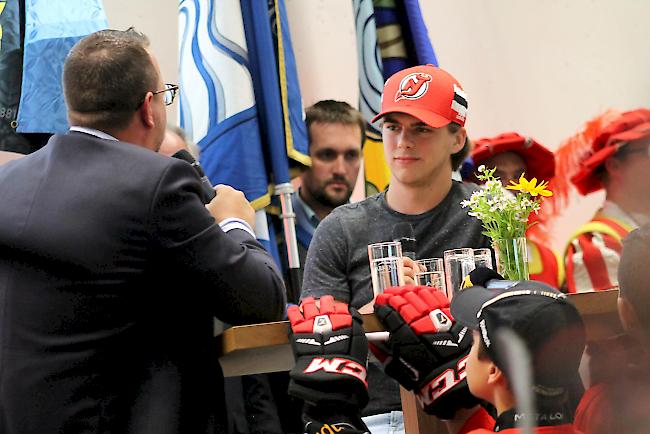 Nico Hischier im Gespräch mit dem Natischer Gemeinderat Philipp Matthias Bregy.