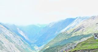 Leiden am Berg. Teilnehmer im steilen Aufstieg zum Riffelberg: Gemeinsam gehts um einiges leichter. 