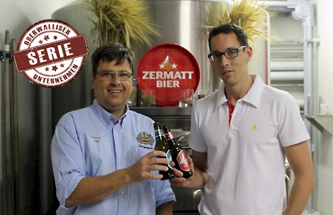 Prosit! Braumeister Andreas Falk (links) und Vertriebsleiter Serge Zurbriggen vor dem Sudhaus der Zermatter Brauerei.  