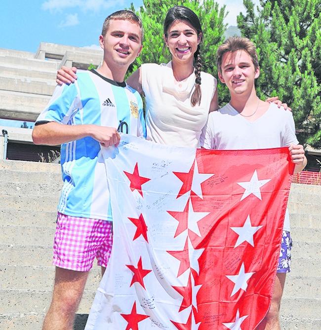 Ezequiel (l.) und Joaquín Zurschmitten mit Kollegiumslehrerin Dolores Zurwerra.