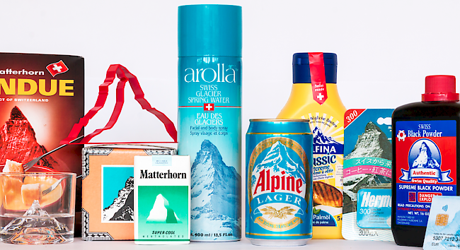 V. l. n. r.: Matterhorn Fondue (Schweiz), Matterhornglas (Südkorea), Ausstechform Matterhorn (Deutschland), Matterhorn Schnaps (Schweiz), Zigaretten Matterhorn (Malaysia), Gesichts- und Körperspray Arolla (Schweiz), Alpine Lager Bier (Kanada), Belfina Bratcrème (Schweiz), Süssungsmittel (Japan), Schwarzpulver Swiss Black Powder (Schweiz), Travel Cash Karten (Schweiz)