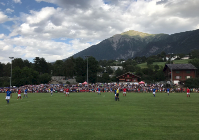 Spass. Die beiden Mannschaften Italien und Schweiz schlagen ein überschaubares Tempo an.