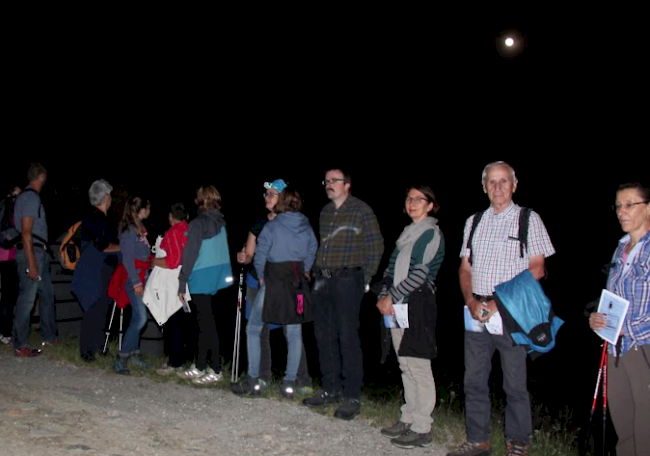 Der Vollmond als Begleiter. Wandergruppe auf der Lauchernalp.
