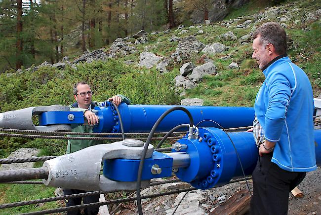 Schnappschüsse von der Baustelle. In 18 Tagen muss die Hängebrücke fertig sein.