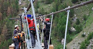 Schnappsch&uuml;sse von der Baustelle. In 18 Tagen muss die H&auml;ngebr&uuml;cke fertig sein.