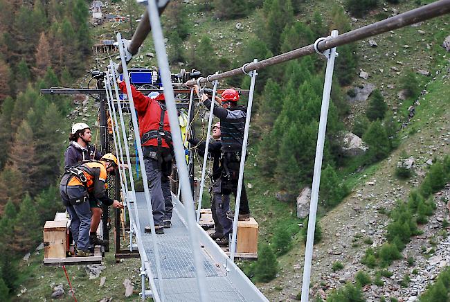 Schnappschüsse von der Baustelle. In 18 Tagen muss die Hängebrücke fertig sein.