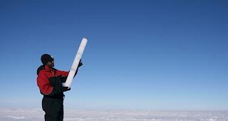 Eisbohrkerne wie dieser aus der Ostantarktis liefern wichtige Hinweise auf vergangene Klimaentwicklungen, ebenso wie Baumringe und Seesedimente. Solche Daten sind nun geb&uuml;ndelt in einer umfassenden Datenbank. (Archiv)