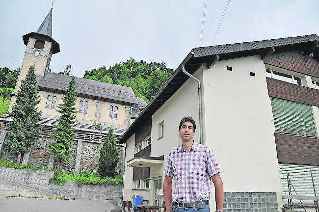 Gemeindepräsident Iwan Eyholzer vor dem Primarschulhaus in Betten.