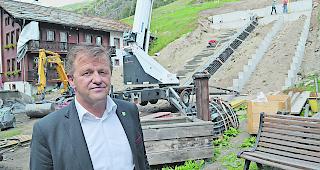 Gemeindepr&auml;sident Bruno Ruppen vor der Baustelle der neuen Trib&uuml;ne.