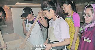 Bei der Herstellung des Teigs wird kr&auml;ftig mitgeholfen.