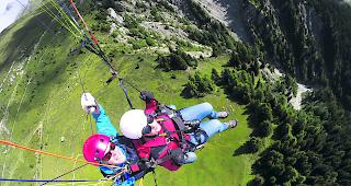 Abgehoben. Beim Gleitschirmflug von der Belalp nach Bitsch reicht die Sicht bis zum Aletschgletscher.  