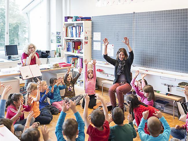 In Schweizer Schulzimmern wird es enger. (Archivbild)