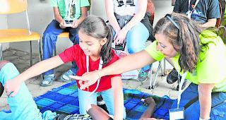 Erste Hilfe. Die Kinder lernen, wie man jemand in stabile Seitenlage bringt. 