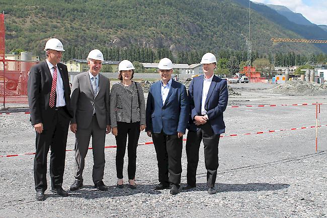 Staatsrat Christophe Darbellay, Lonza-CEO Richard Ridinger, Staatsrätin Esther Waeber-Kalbermatten, Standortleiter Visp Jörg Solèr und Marc Funk, COO des Segments Pharma&Biotech.