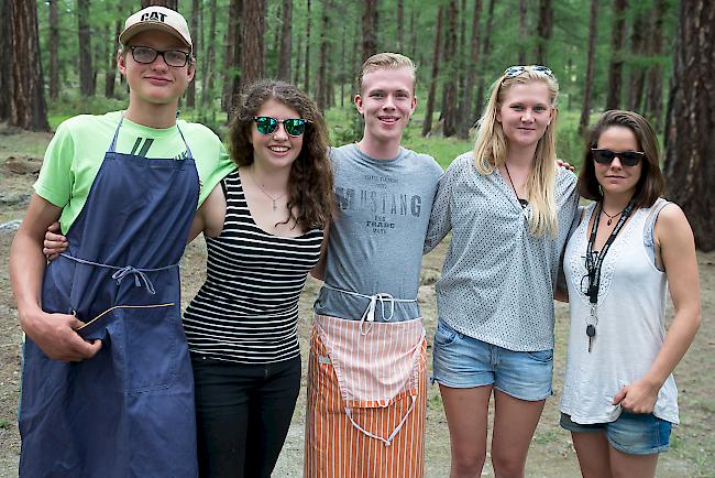 Das OK-Waldfest. Lukas Mooser (18), Nadine Tscherrig (17), Lars Munsters (18), Saskia Brantschen (21) und Maren Truffer (25), alle aus Randa.