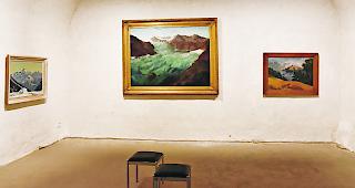 Rhonegletscher. Kaspar K&auml;slis &laquo;Der Rhonegletscher&raquo; (1878), umrahmt von Albert Nyfelers &laquo;Abend auf der Lauchernalp&raquo; (links) und Charles W&uuml;thrichs Gem&auml;lde &laquo;Der Haut-de-Cry&raquo;. 