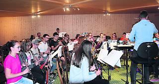 Voller Elan. Unter der Leitung vom musikalischen Hauptleiter Sandro Blank &uuml;bt die Symphonic Band das St&uuml;ck &laquo;Festa Paesana&raquo;.  