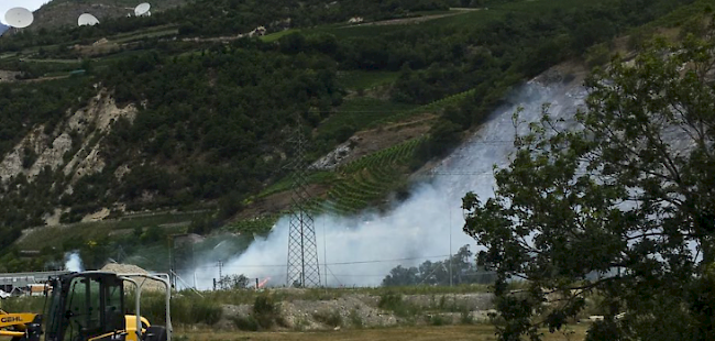 Kurz nach 14 am Sonntagnachmittag brach am Rufiweg bei Susten ein Feuer aus.