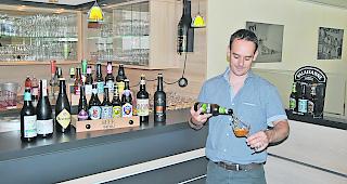 Kenner und Geniesser: Bier-Sommelier Fabian Albrecht beim Ausschank eines frischen Bieres.