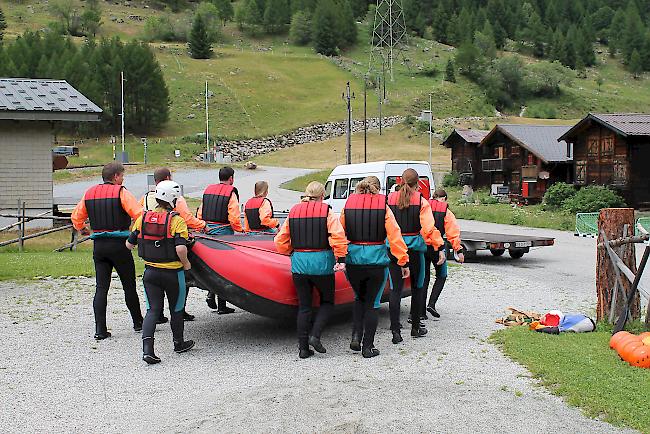 Mit vereinten Kräften wird das Schlauchboot zum Anhänger getragen.