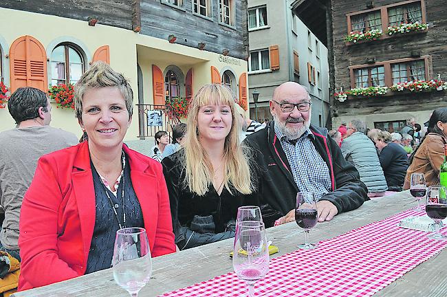 Elfriede Zenhäusern (49) und Sina Furrer (19), beide aus Bürchen, Emil Knubel (70) aus Visp.