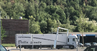 Bei der Einfahrt zur neuen Zollanlage Gamsen rammte am Mittwochnachmittag ein Laster die Einfahrtsampel. 