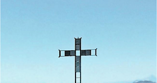 Abges&auml;gt. Vom Gipfelkreuz blieben nichts als ein steinbedeckter Sockel und Schrauben &uuml;brig.  