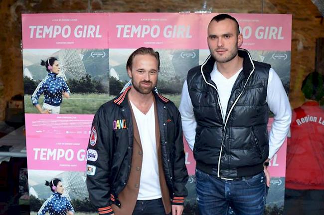 Dominik Locher (links) zusammen mit dem Walliser Schauspieler Egzon Sulja (Archiv)