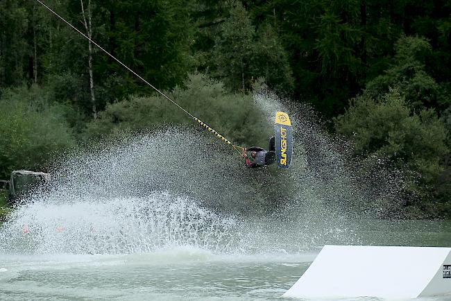 Spektakuläre Sprünge zeigten die Wakeboarder in Täsch.