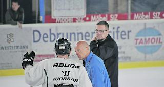 Der neue EHC-Visp-Trainer Matti Alatalo (Mitte) mit seinem finnischen Assistenten Vesa Viitakoski (rechts).