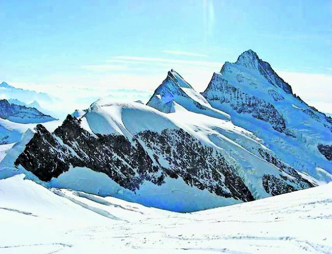 Das Agassizhorn (Bildmitte), dahinter das Finsteraarhorn.  