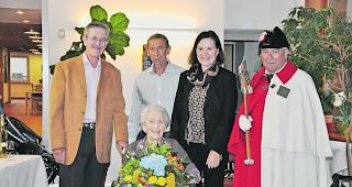 Gl&uuml;ckw&uuml;nsche. Die Jubilarin mit ihren zwei S&ouml;hnen Peter-Joseph Kronig (links) und Norbert August Kronig, der Staatsr&auml;tin Esther Waeber-Kalbermatten und dem Weibel. 